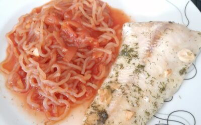 Massa Konjac em Molho de Tomate com Pescada