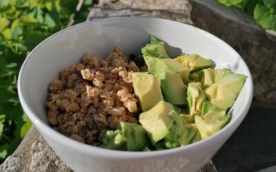 Taça com Iogurte, Granola e Abacate